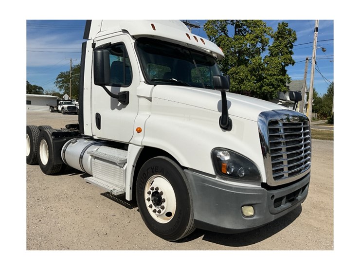 2014-freightliner-ca125-day-cab-image-6