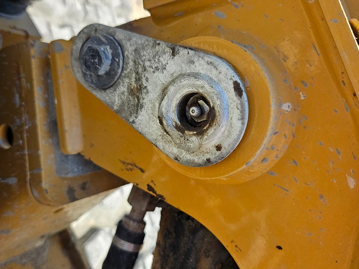 2023-caterpillar-299d3-image-95