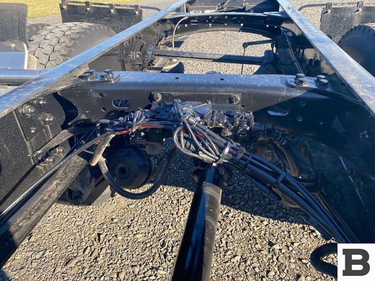 2002-freightliner-fl70-image-19