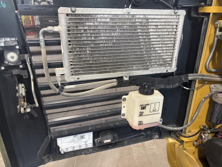 2018-caterpillar-228-image-18