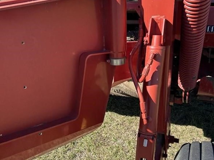 2014-new-holland-h7460-image-40