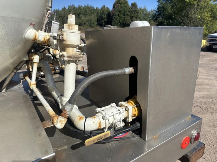 2013-freightliner-m2-106-image-28