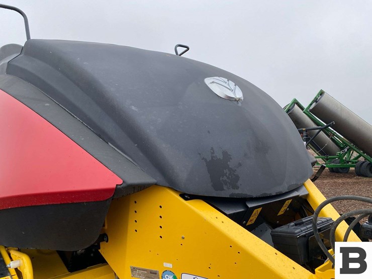 new-holland-340-image-10