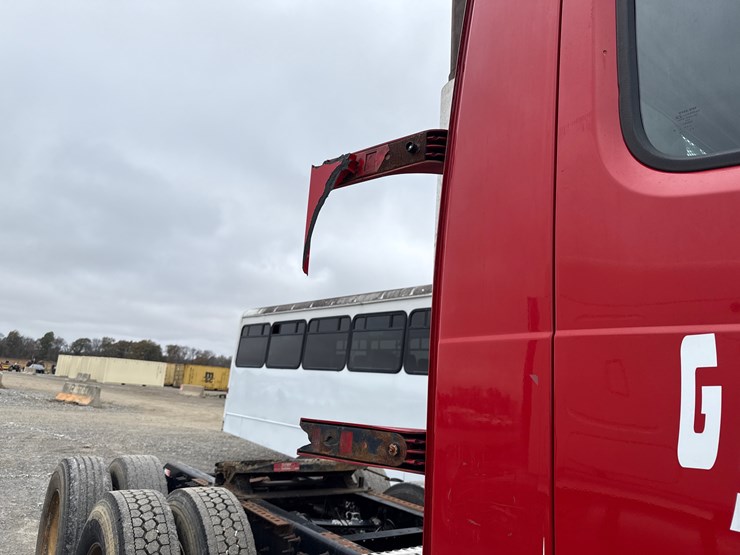 2011-volvo-10-image-27