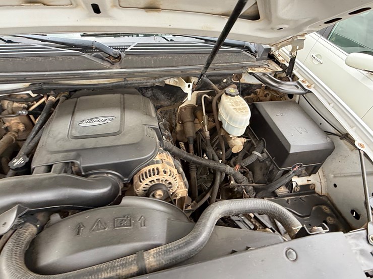 2012-chevrolet-suburban-image-40