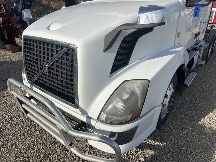 2011-volvo-10-image-9