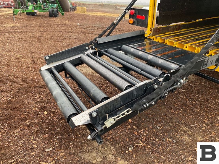 new-holland-340-image-36