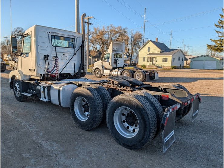 2014-volvo-vnl-day-cab-image-11
