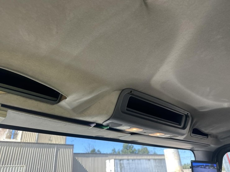 2013-freightliner-m2-106-image-48