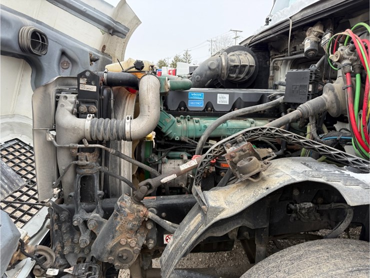 2011-volvo-vnl-day-cab-image-18