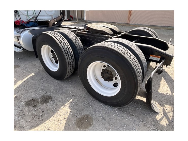 2014-freightliner-ca125-day-cab-image-15