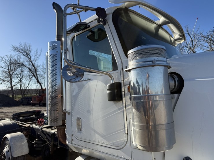 #1955-•-2008-international-eagle-day-cab-truck-tractor-image-41