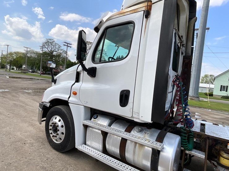 2016-freightliner-ca125-day-cab-image-18