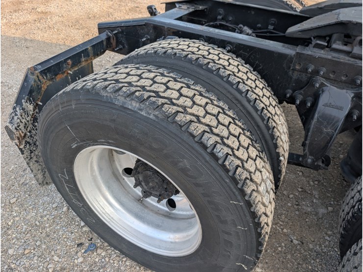 2016-freightliner-ca113-day-cab-image-7