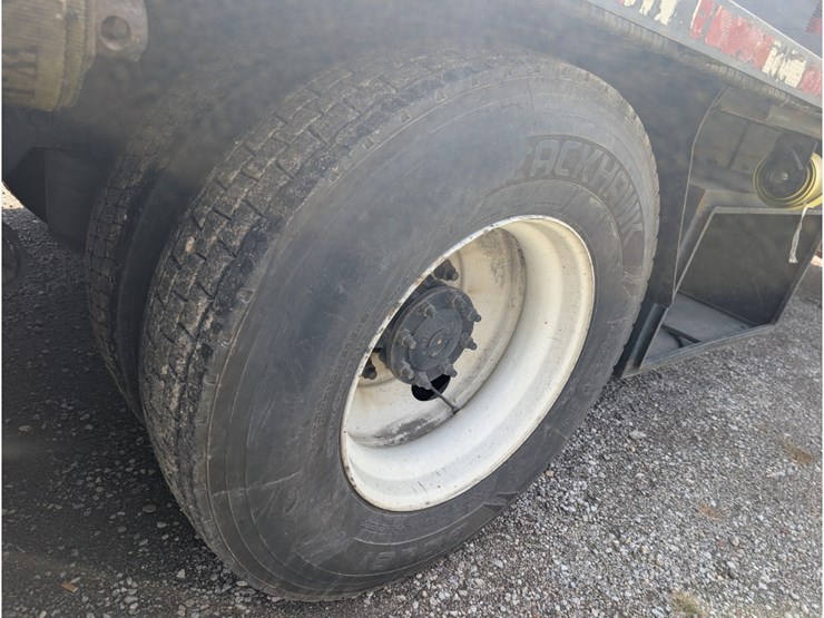 2015-freightliner-m2-106-image-7