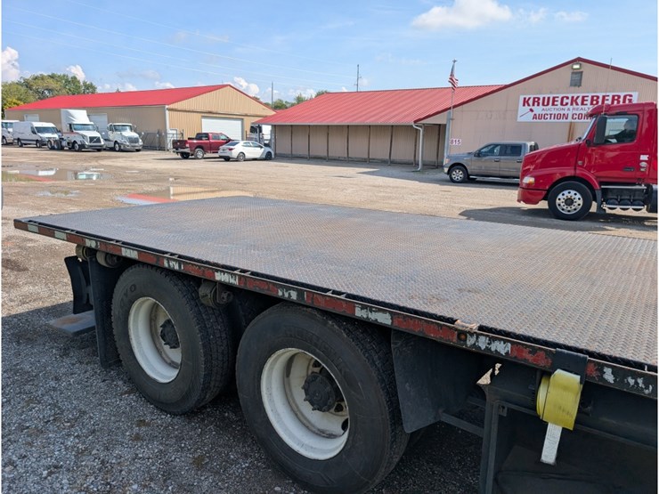 2015-freightliner-m2-106-image-6