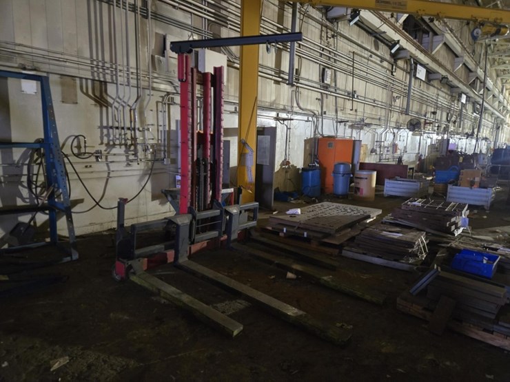 #3449-•-heftee-4000lb-hydraulic-service-lift-image-1