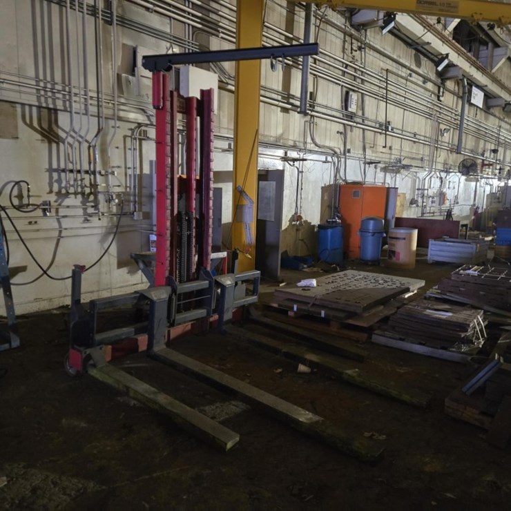 #3449 • Heftee 4000LB Hydraulic Service Lift