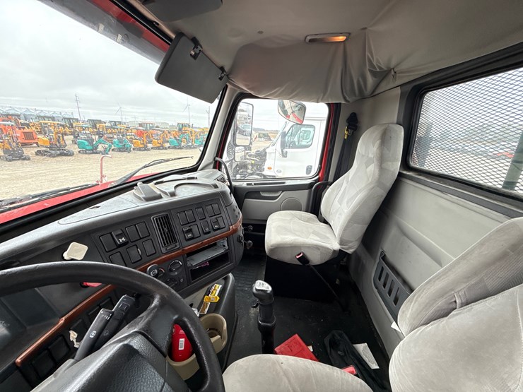 2011-volvo-10-image-51