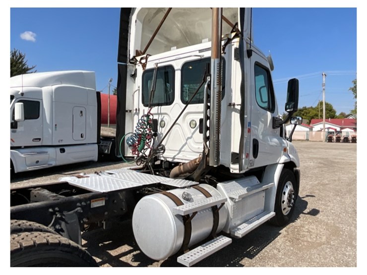 2016-freightliner-ca113-daycab-image-12