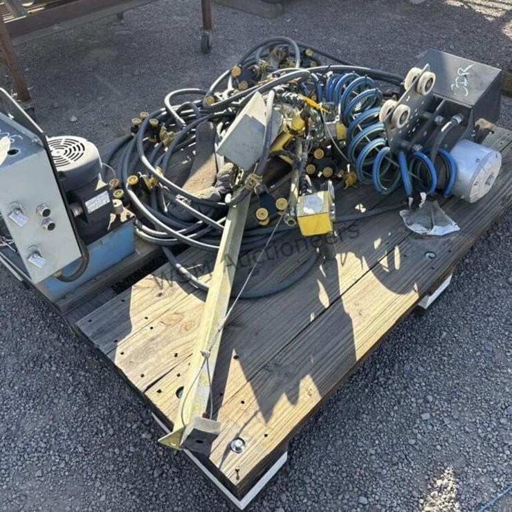 PALLET OF MISC VAC LIFT EQUIPMENT