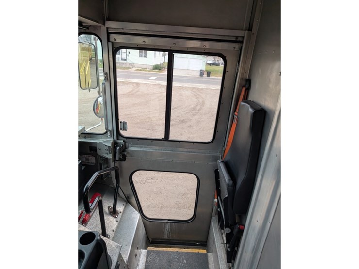 2017-freightliner-mt55-image-14