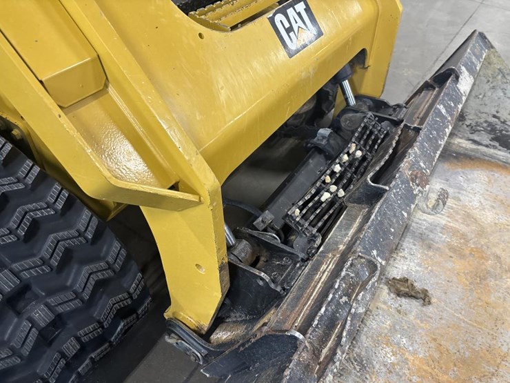 2018-caterpillar-228-image-24