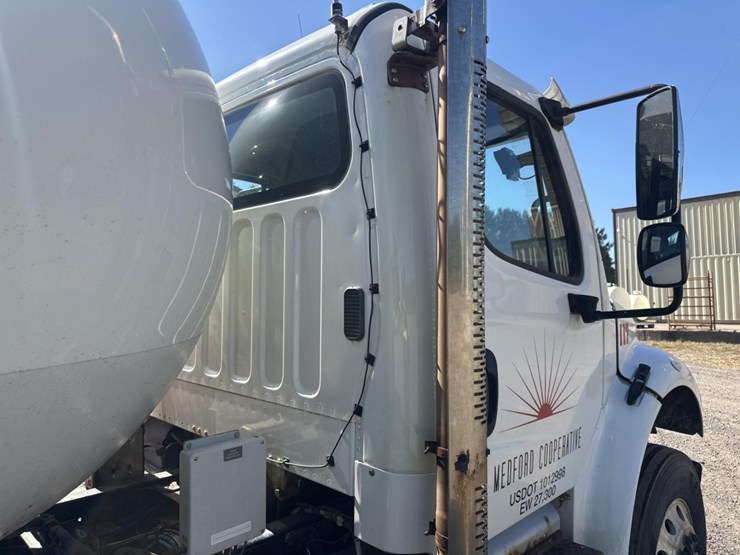 2013-freightliner-m2-106-image-17