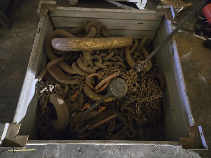 #3407-•-steel-crate-w/-misc.-heavy-duty-chains-image-5