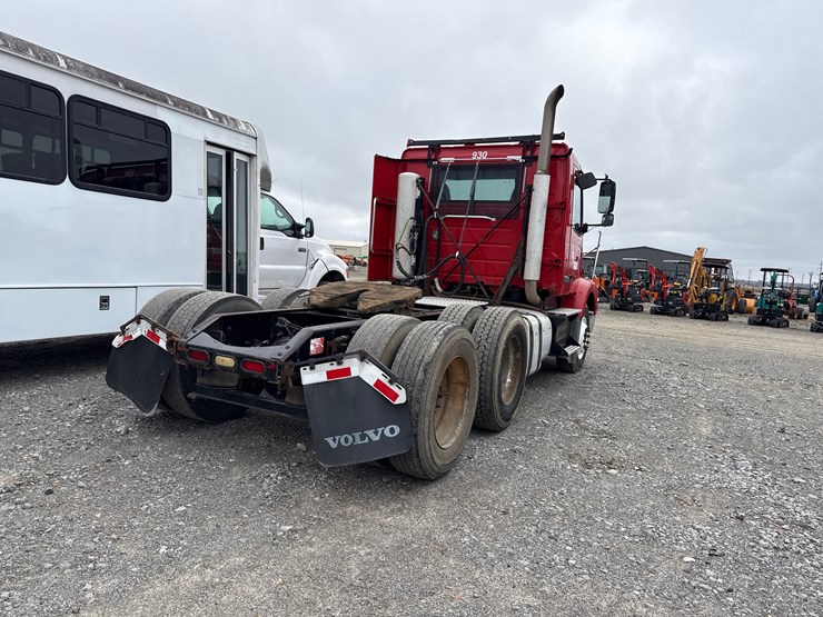 2011-volvo-10-image-3