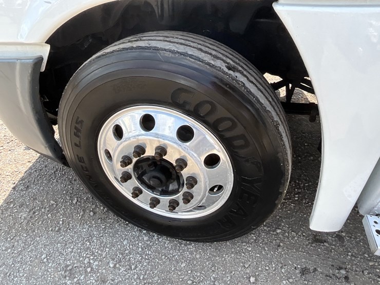 2016-freightliner-ca125-day-cab-image-18