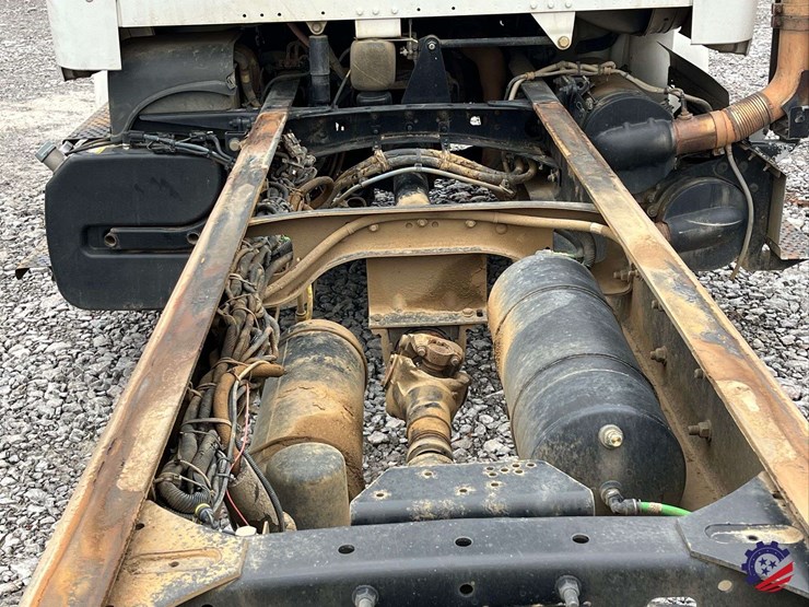 2013-freightliner-m2-s/a-cab-&-chassis-image-32