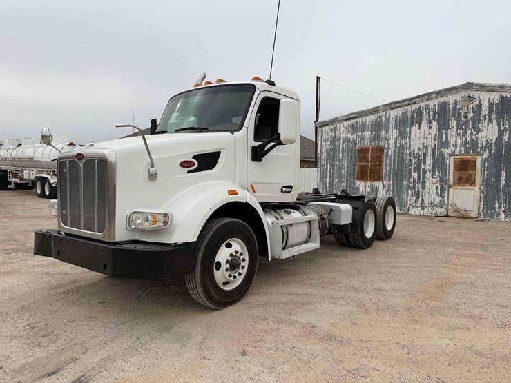 2015-peterbilt-567-image-1