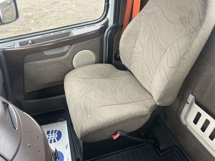 #1676-•-2015-volvo-vnl-day-cab-truck-tractor-image-30