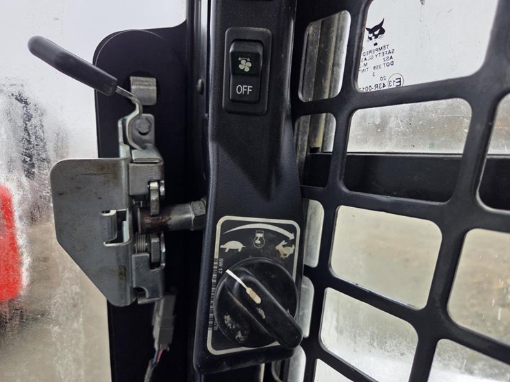 2020-bobcat-t740-image-44