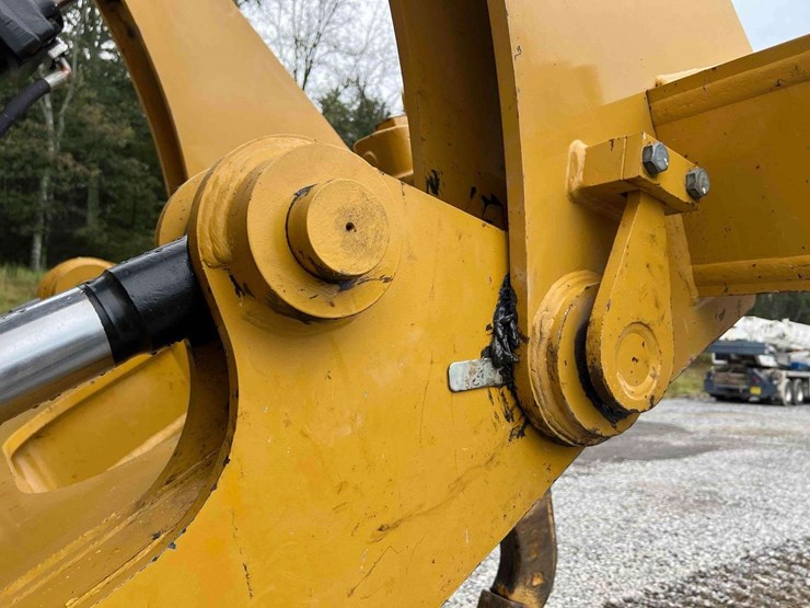 2022-caterpillar-d7-image-26