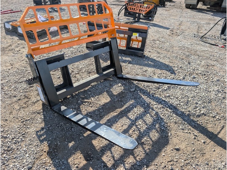 landhonor-42"-skid-steer-pallet-forks-image-2