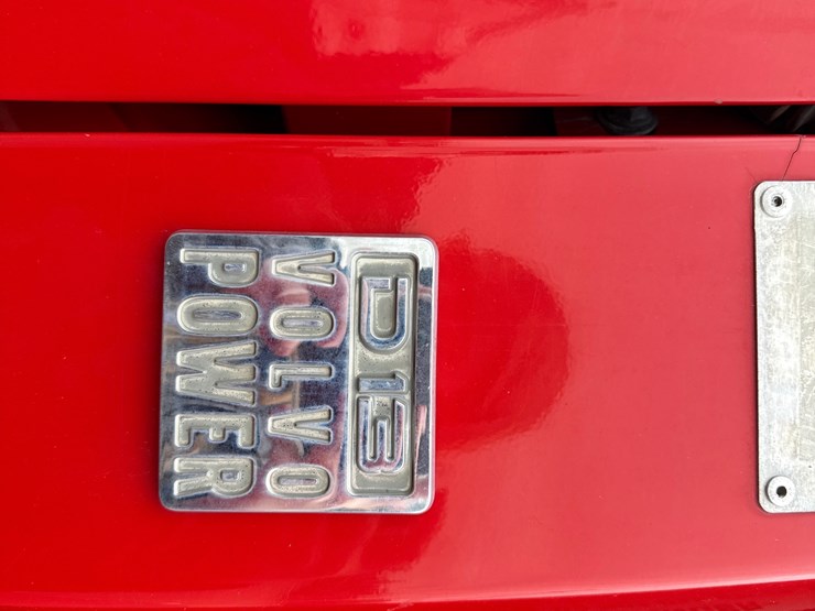 2011-volvo-10-image-25