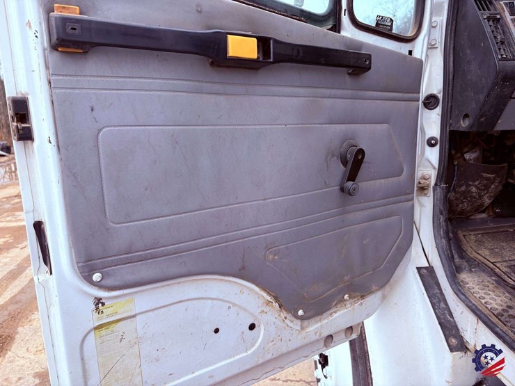 1998-freightliner-fl70-image-70