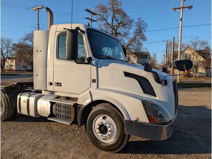 2015-volvo-vnl-day-cab-image-4