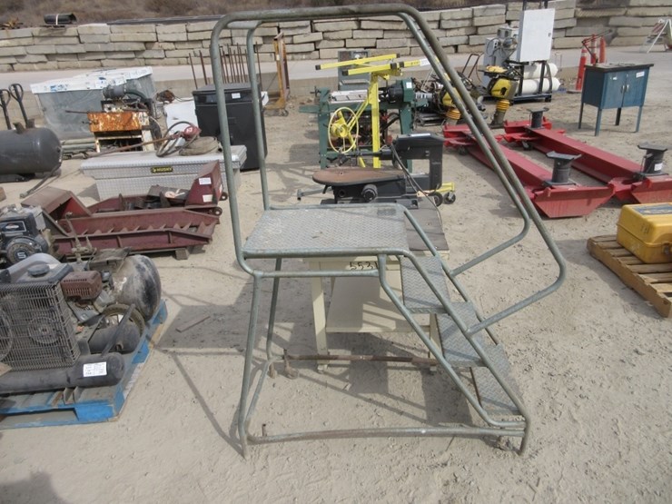 lot-of-metal-portable-4-step-ladder-w/guard-rail,-image-3