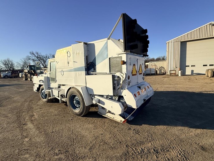 #1981-•-1990-mobil-sweeper-ahl-sweeper-truck-image-3