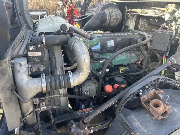 2011-volvo-10-image-33