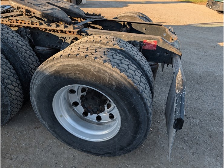 2014-volvo-vnl-day-cab-image-12