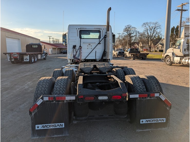 2014-volvo-vnl-day-cab-image-10