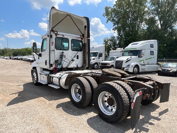 2016-freightliner-ca125-day-cab-image-14