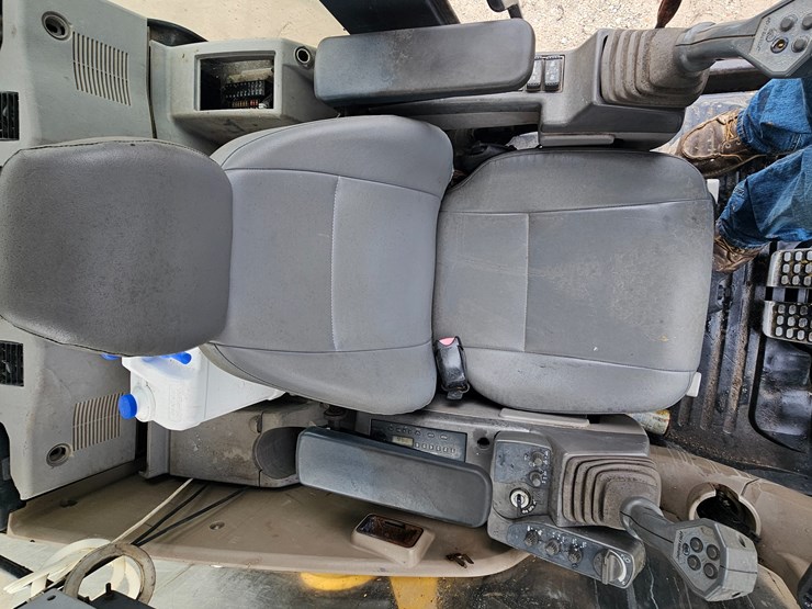 deere-200d-lc-image-37