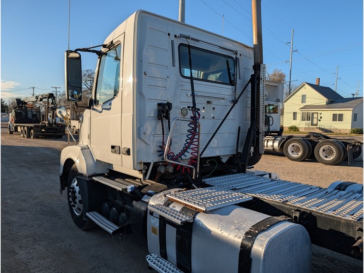 2014-volvo-vnl-day-cab-image-14