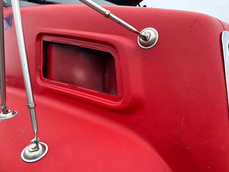 2011-volvo-10-image-30