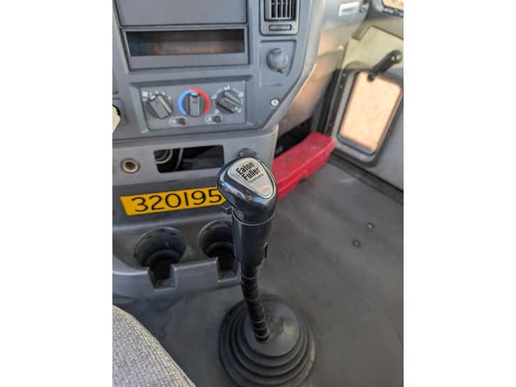 2013-mack-cxu612-day-cab-image-22